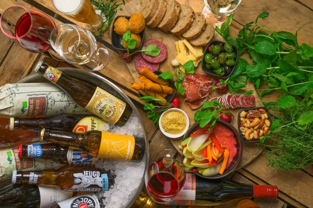 Landmarkt tafel met bier en lekkernijen